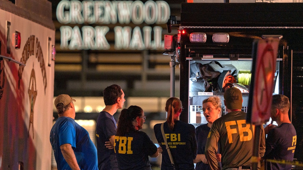 FBI-Agenten versammeln sich nach einer tödlichen Schießerei in der Greenwood Park Mall in Greenwood, Indiana.