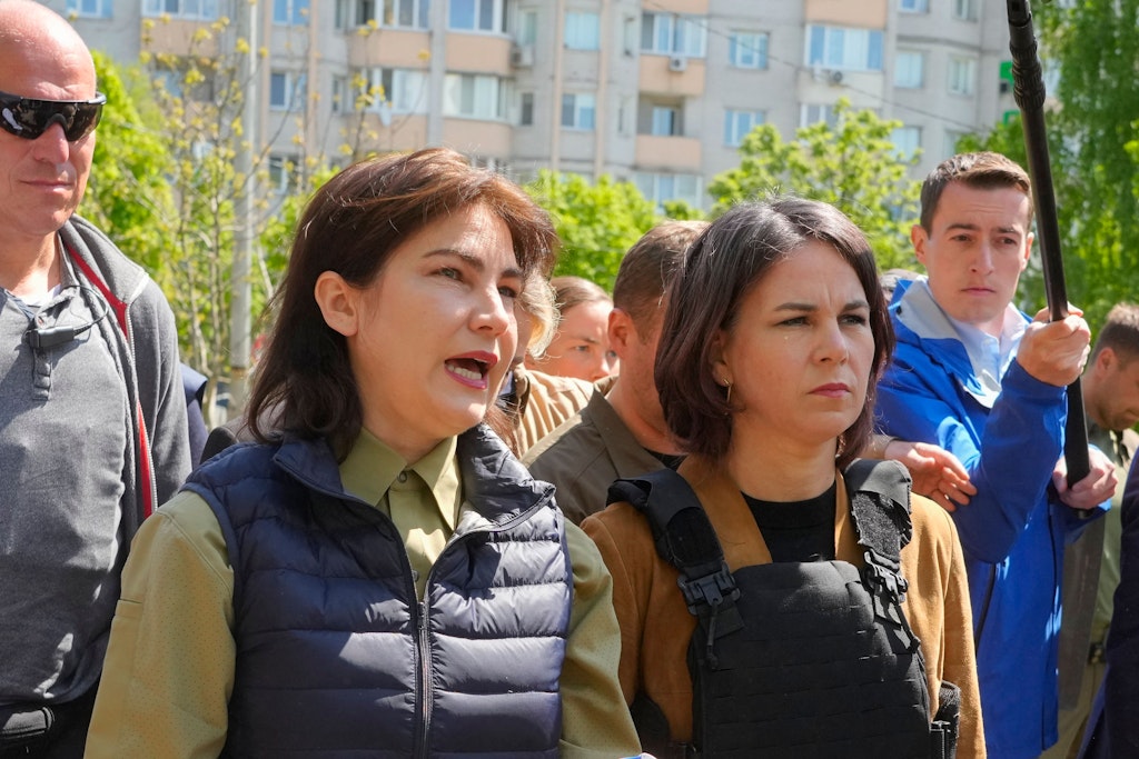 Die jetzt entlassene ukrainische Generalstaatsanwältin Iryna Wenediktowa begleitete Außenministerin Annalena Baerbock (Grüne, r.) im Mai zu einem Massengrab in Butscha.