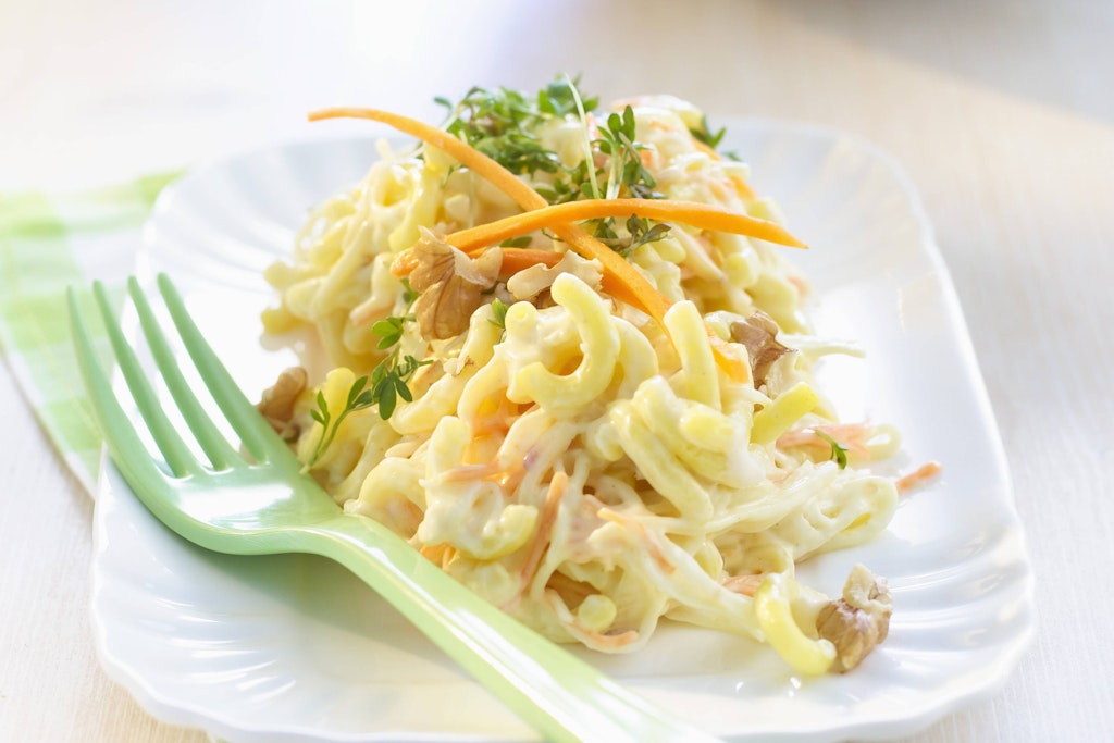 Dieses Rezept für Nudelsalat als Coleslaw-Variante vereint den Geschmack besten Coleslaws mit leckeren Nudeln.