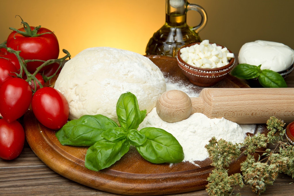Ein leckerer Pizzateig gelingt auch ohne frische Hefe, wenn man weiß, wie es geht. Hier kommt das Rezept.