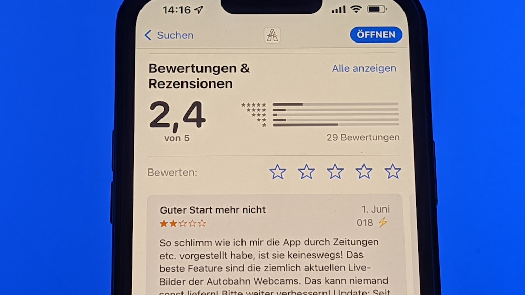 Die Autobahn-App im App-Store von Apple auf einem iPhone. Die Anwendung wird von den Nutzern vergleichsweise kritisch gesehen und erhält nur eine Bewertung von 2,4 Sternen.