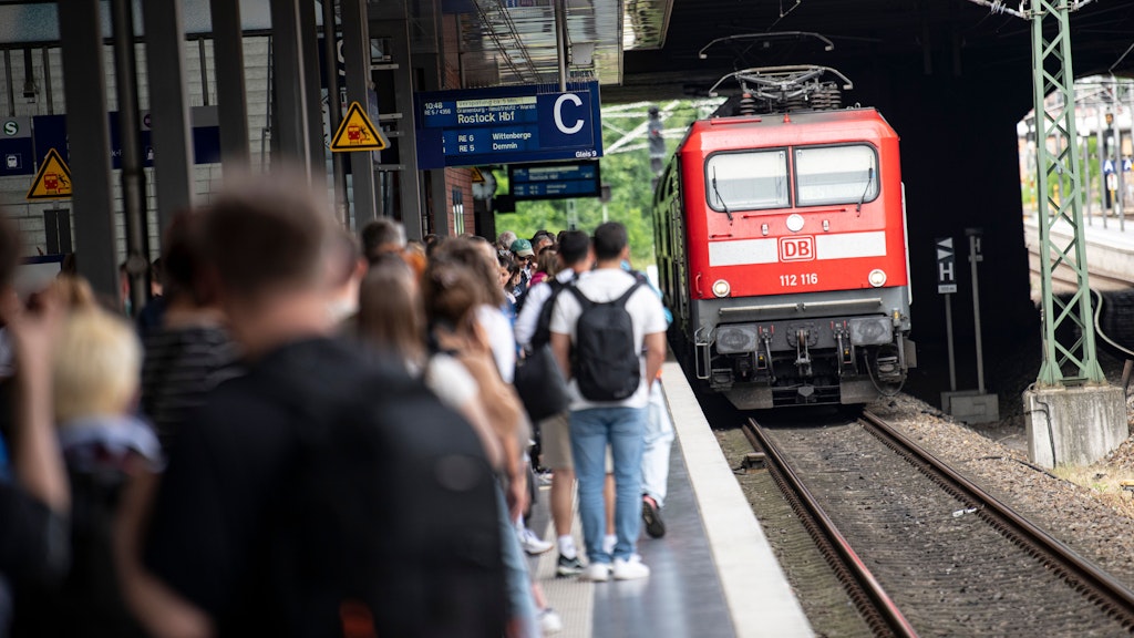 Menschen warten am Gleis am Bahnhof Gesundbrunnen auf einen einfahrenden Regionalexpress. Der Ansturm auf die Bahnen durch das 9-Euro-Ticket hält weiter an. Aber was kommt, wenn es das 9-Euro-Ticket ab September nicht mehr gibt?
