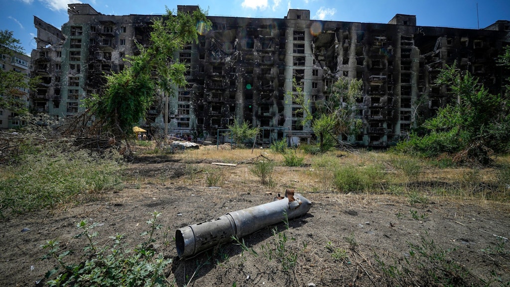 Ein Raketenteil in der Nähe eines beschädigten Wohnhauses in Sjewjerodonezk.