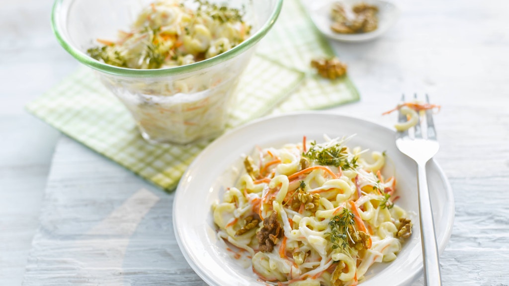 Nudelsalat als Coleslaw-Variante ist ein leckeres Sommerrezept, das perfekt auf jedes Grill-Büfett passt.