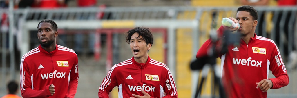 Da muss sich Genki Haraguchi strecken: Die Zugänge des 1. FC Union, hier Jordan Siebatcheu (l.) und Danilho Doekhi (r.), sind beide 1,90 Meter groß.