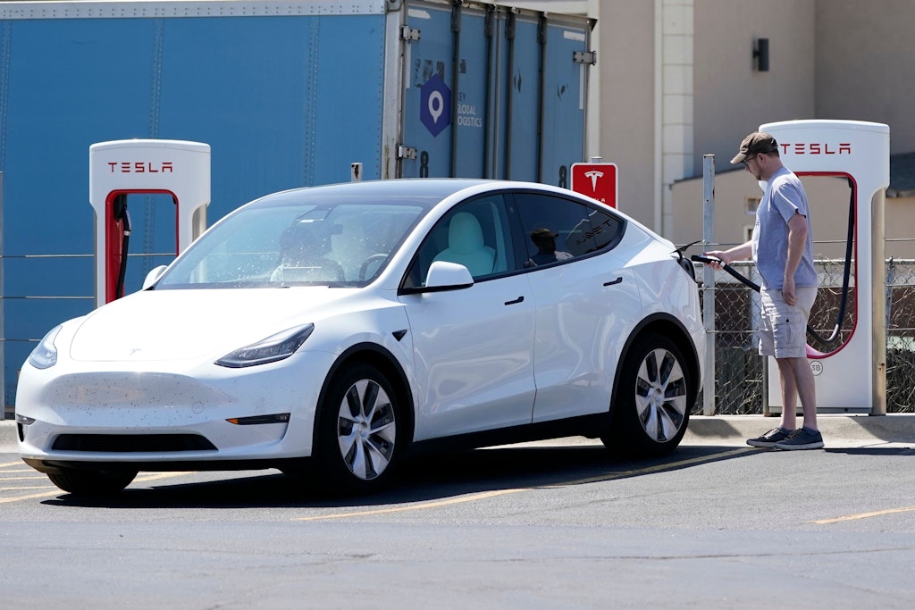 Tesla-Autos haben einen wachen Kamera-Blick auf ihre Umgebung. Deutschem Datenschutz entspricht das nicht, klagen Verbraucherschützer.