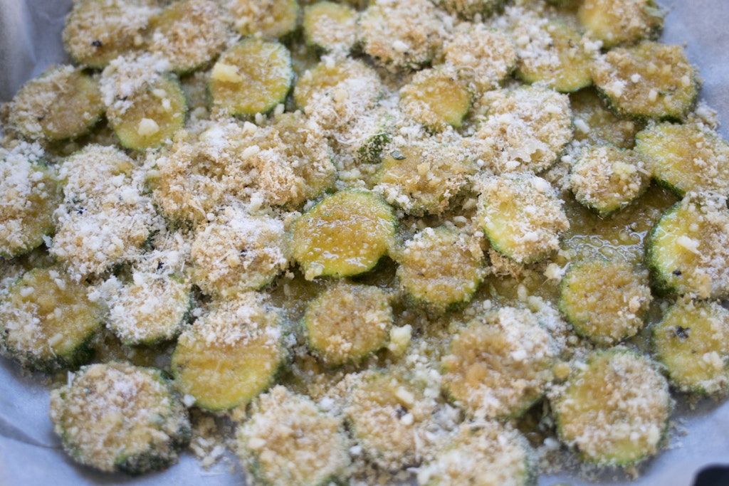 Zucchini mit Parmesan aus dem Ofen ist ein leckerer Gemüsesnack - aber das Rezept können Sie auch verwenden, um eine köstliche Beilage zum Fleisch zu zaubern.