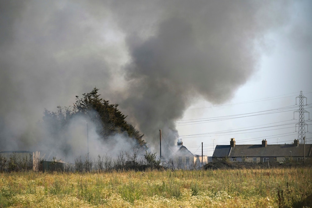 In Wennington bei London brannte es lichterloh. Auch Häuser wurden von den Flammen bedroht.