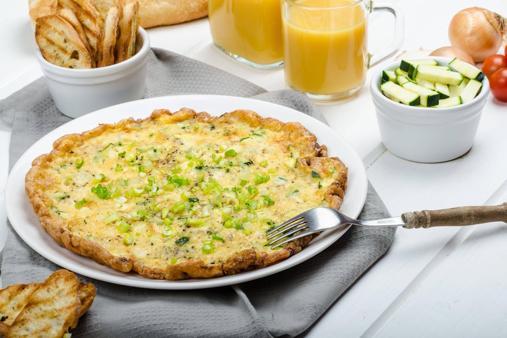 Ein leckeres Omelett mit Zucchini und Mozzarella.