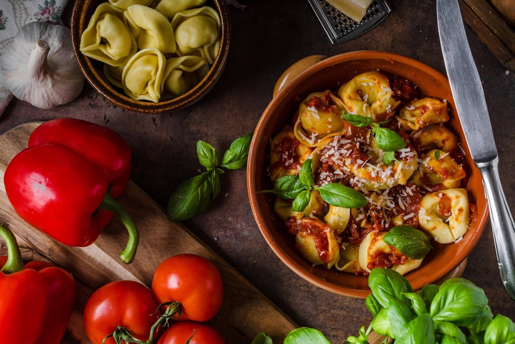 Dieses Rezept für Tortellini-Salat ist perfekt für heiße Sommertage.