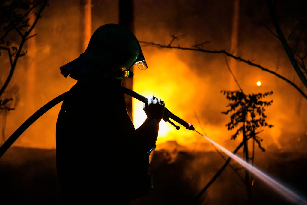 Die Feuerwehr löscht einen Brand in den Wäldern bei Ziltendorf.