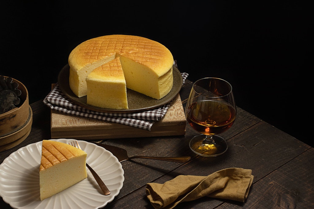 Dieses Rezept für Zitronen-Käsekuchen ohne Boden passt perfekt für heiße Sommertage.