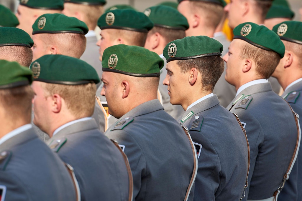 Rekrutinnen und Rekruten legen am Jahrestag des Deutschen Widerstands am 20.Juli ihr Gelöbnis ab. Doch bei der Veranstaltung am Donnerstag unter freiem Himmel war es sehr heiß.