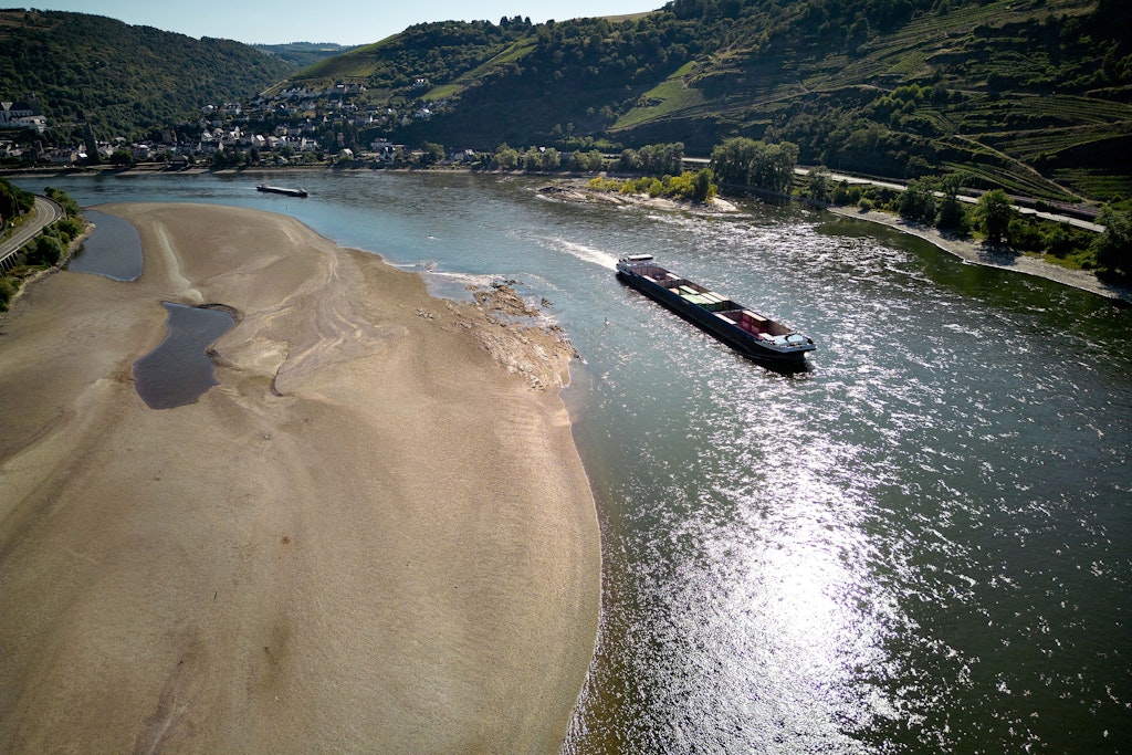 Frachtschiffe auf dem Rhein, dessen sinkender Pegel bei Oberwesel Sandbänke freigibt.
