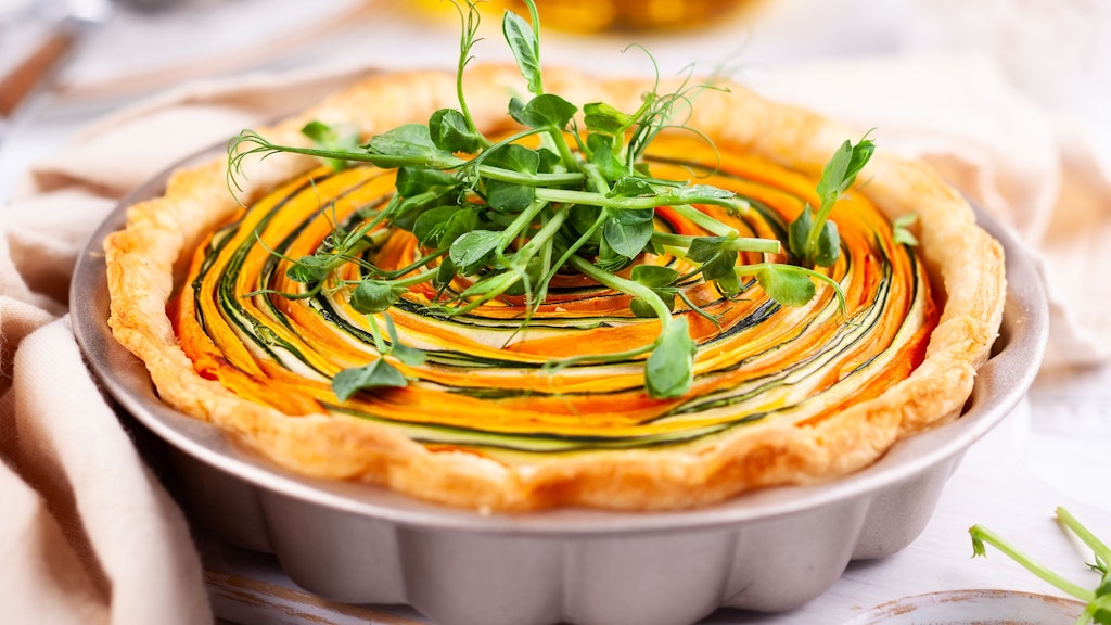 Hübsch für Gäste ist auch, wenn man mehrere kleine der Spiral-Quiches backt. Hier wurden außer Zucchini und Möhren auch Kürbis-Streifen verwendet.