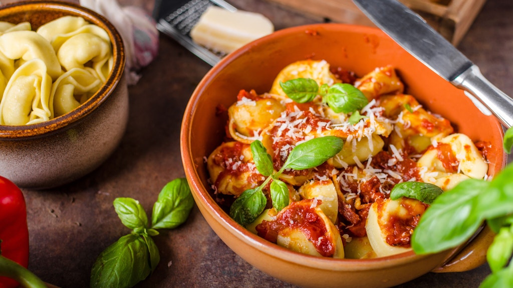 Leckerer Tortellini-Salat ist schnell gemacht und schmeckt der ganzen Familie. Da bleibt bestimmt nichts übrig.