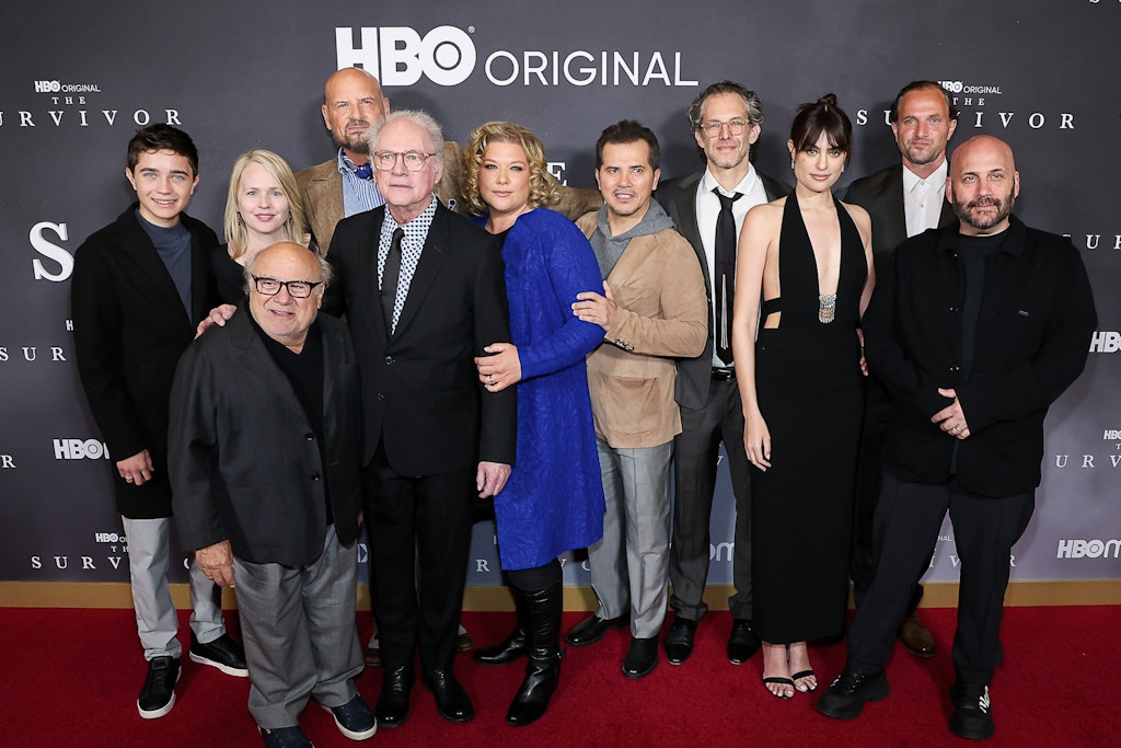 Er wurde auch zur Premiere nach New York eingeflogen: Saro Emirze (44) inmitten der „Survivor“-Co-Stars – mit Danny DeVito (vorne, links) und Regisseur Barry Levinson (5. v. l.).