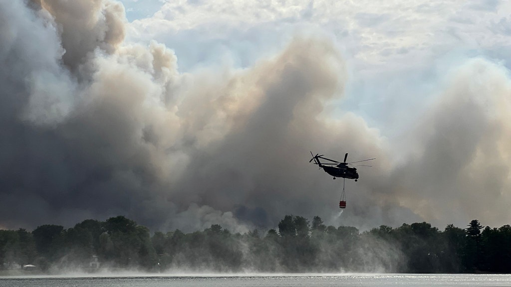 In Treuenbrietzen bekämpfte die Feuerwehr im Juni tagelang einen Waldbrand, holte mit dem Hubschrauber auch Wasser aus einem benachbarten See.