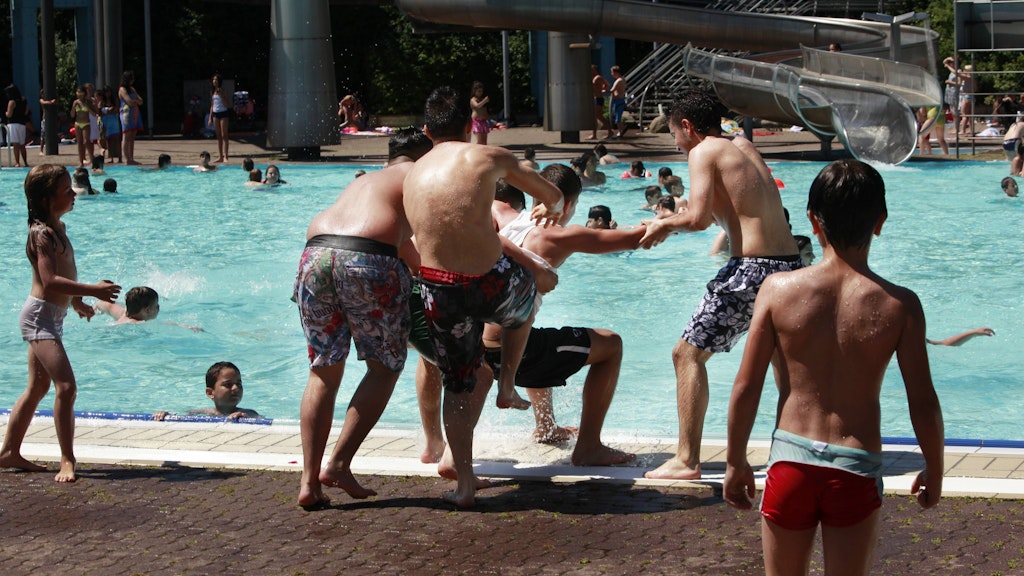 Harmlos wirkende Szenen im Columbiabad: Doch schnell erhitzen sich die Gemüter am Pool.