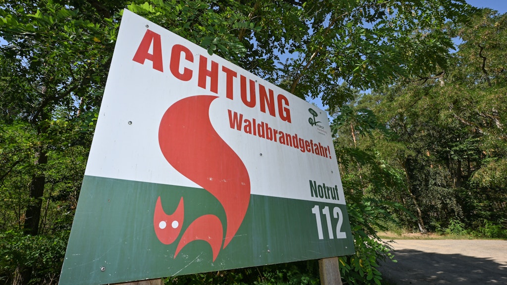 Ein Schild vom Landesbetrieb Forst Brandenburg mit der Aufschrift „Achtung Waldbrandgefahr! Notruf 112“ steht an einem Waldrand im Landkreis Oder-Spree.