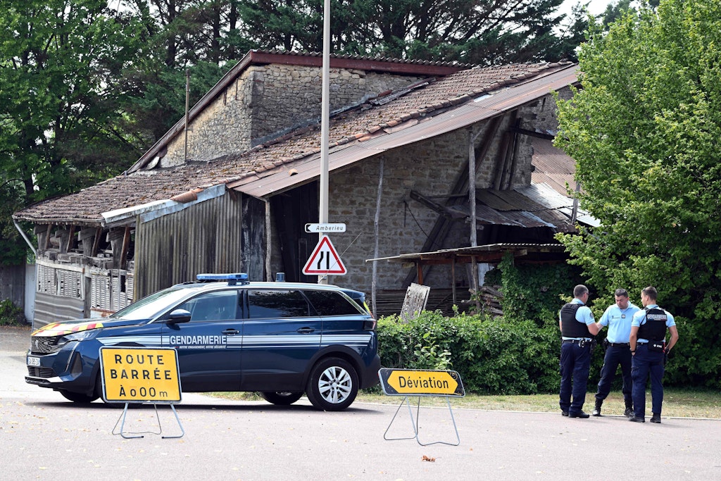 Douvres: Französische Gendarmen stehen Wache vor dem Haus, in dem sich ein Mann verbarrikadiert hatte.