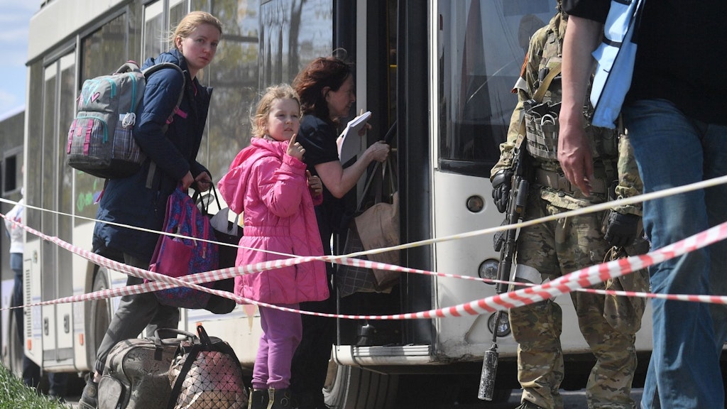 Nach mehreren vergeblichen Anläufen konnten Zivilisten im Mai das umkämpfte Mariupol verlassen.