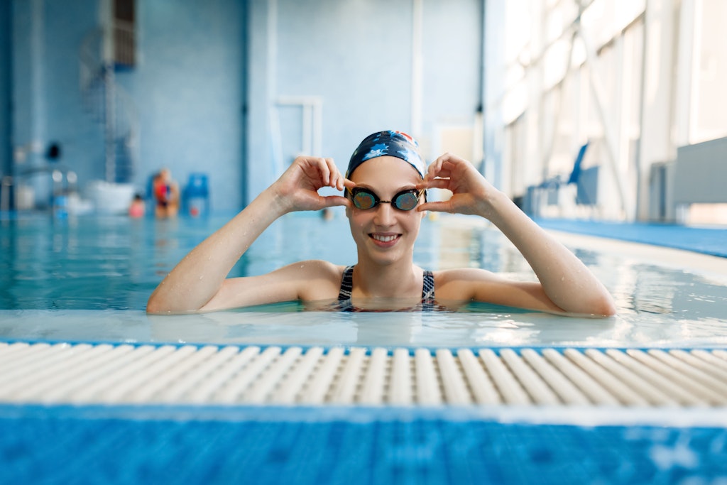 Die Schwimmbrille muss den Augenbereich dicht abschließen. Laufen die Gläser an, gibt es ein paar Tricks dagegen.