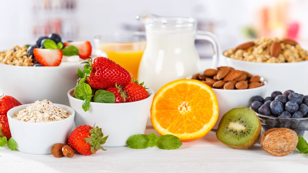 Zur Joghurtbombe passt verschiedenes Obst, aber auch Nüsse kann man dazu servieren.