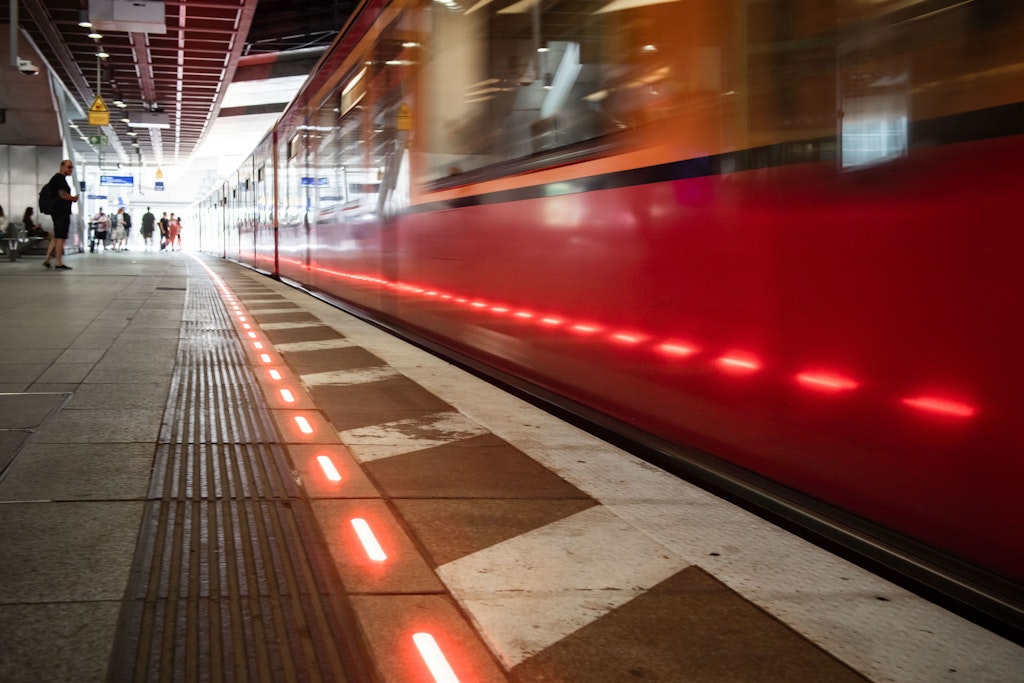 Am Bahnhof Südkreuz leuchtet ein LED-Band an der Bahnsteigkante.