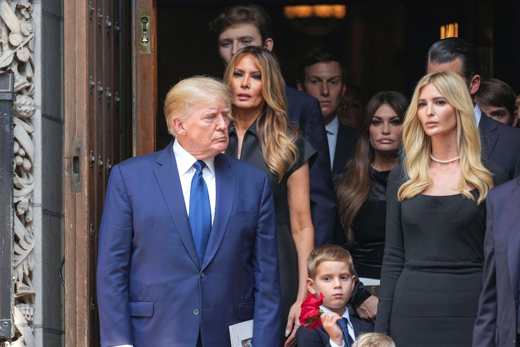 Donald Trump mit seiner Frau Melania Trump, Kimberly Guilfoyle und Ivanka Trump bei der Trauerfeier für Ivana Trump in der römisch-katholischen Kirche St. Vincent.