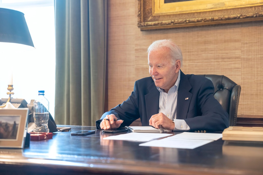 Auf diesem vom Weißen Haus zur Verfügung gestellten Bild spricht Präsident Joe Biden (79) mit Senator Bob Casey am Telefon im Treaty Room in der Residenz des Weißen Hauses. Biden hat sich mit dem Coronavirus infiziert.