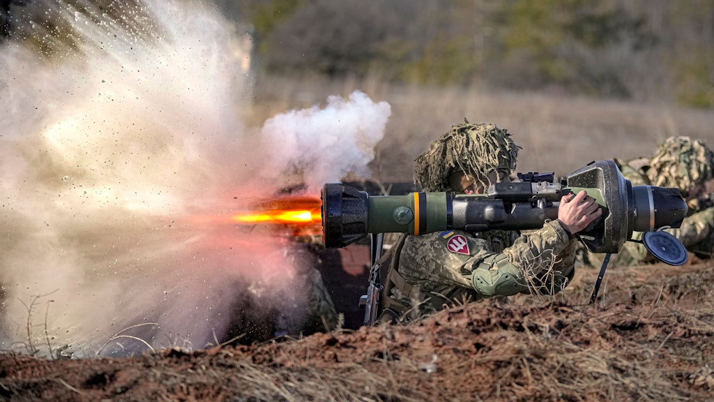 Ukrainischer Soldat feuert eine NLAW Anti-Panzer-Rakete ab.