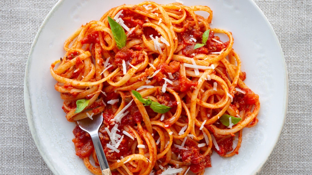 Spaghetti Bolognese: Traditionell werden die Nudeln vor dem Servieren mit der Soße vermischt. Doch die nach dem Rezept zubereitete Bolognese kann auch separat gereicht werden.