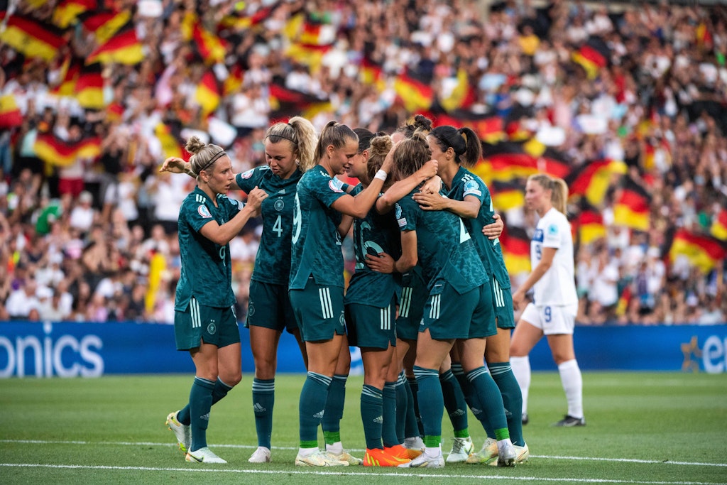 Die deutsche Nationalmannschaft feiert ein Tor, doch die Spielerinnen werden im Alltag noch immer herabgewürdigt.