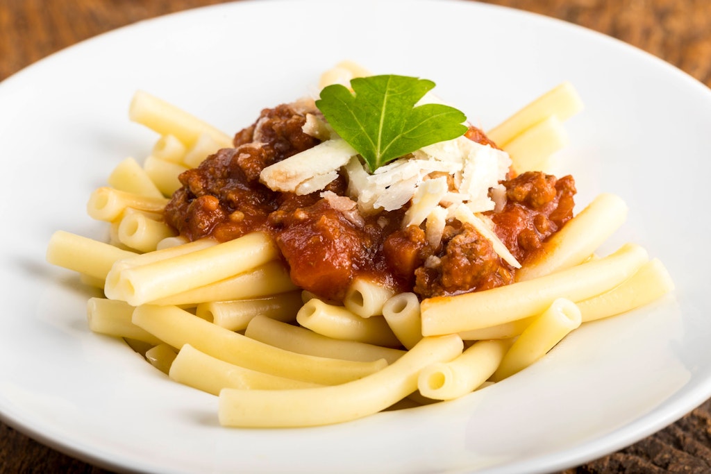 Leckere Bolognese ist ein echter Pasta-Klassiker. Aber: Wie bereitet man die Nudelsoße richtig zu? Hier kommt ein einfaches Rezept.