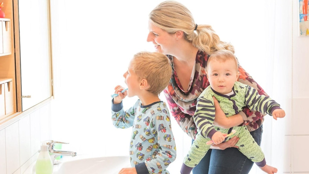 Kinder dürfen und sollen ihre Zähne selbst putzen – bis sie mindestens sieben oder acht sind, sollten Eltern aber nachhelfen.