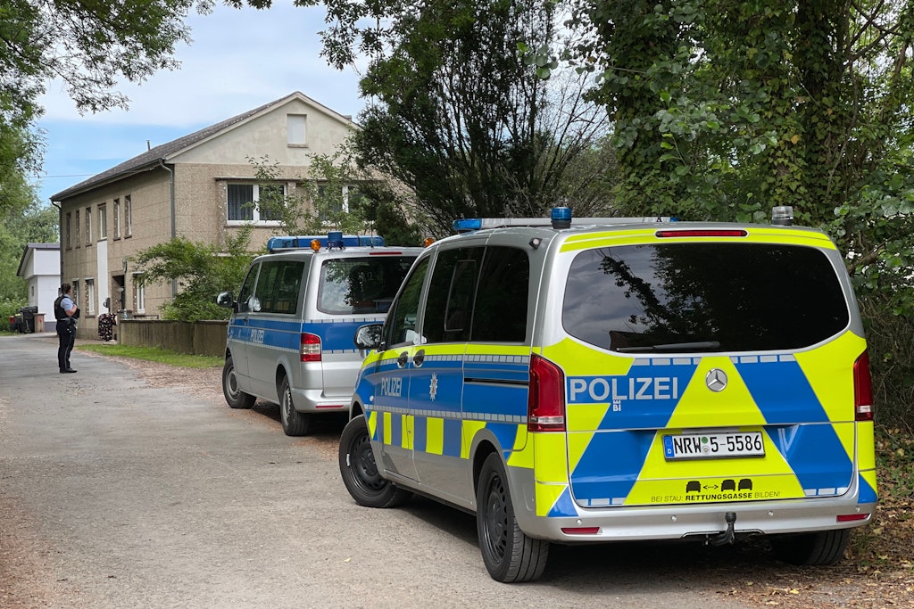 Kalletal: Polizeifahrzeuge parken bei einer Großfahndung an einer Straße. Nach der brutalen Tötung eines 39-Jährigen mit einer Axt in Kalletal im Kreis Lippe hat die Polizei einen gesuchten Tatverdächtigen in Brandenburg gefasst.