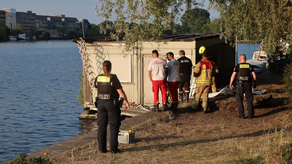 Rettungskräfte und Polizei am Fundort des Toten.