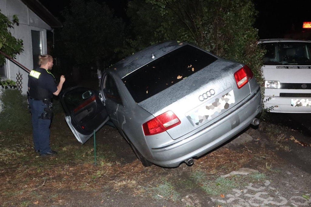Ein Audi hängt in der Hecke fest.