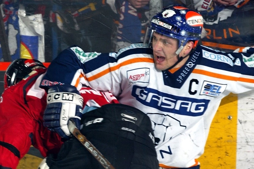Mit dem C auf dem Trikot: John Gruden räumte einst für die Eisbären auf wie hier gegen Köln, jetzt ist er Coach in der NHL.