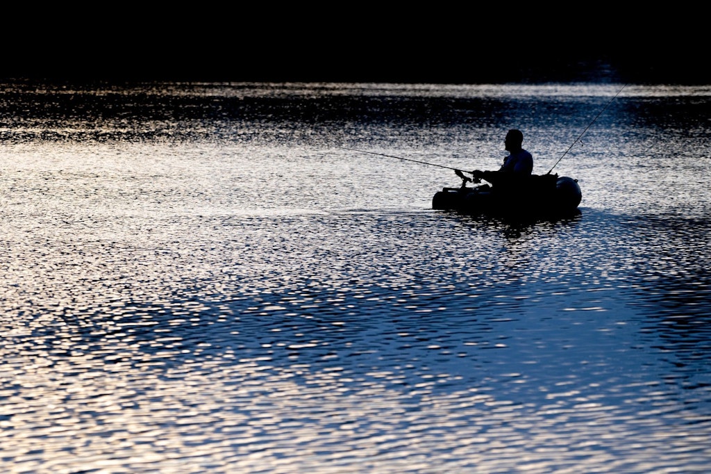 Ein Angler mit einem Schlauchboot (Symbolbild).