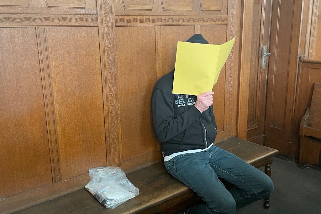Thomas J. (60) vor Gericht. Die Polizei entdeckte bei dem Kaufmann aus Berlin massenhaft Kinderpornografie.