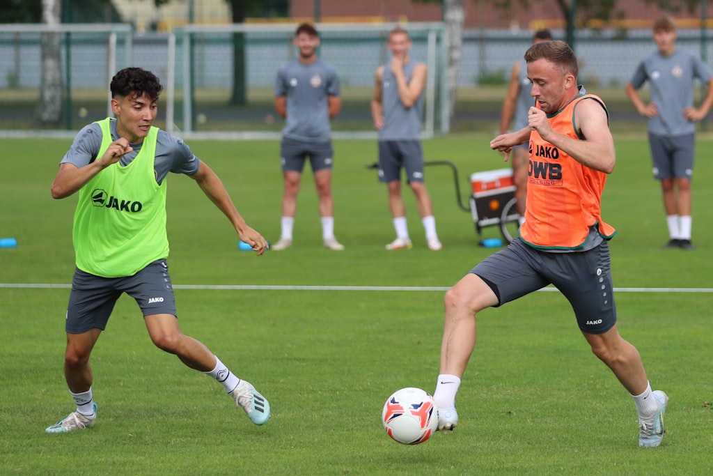 Mit Feuereifer im Training dabei: BFC-Neuzugang Anton Rücker im Zweikampf mit Alt-Dynamo Marvin Kleihs.