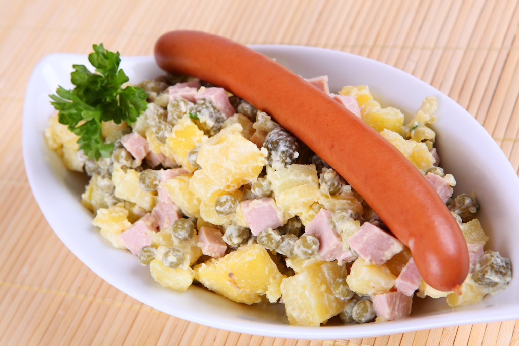 Leckeren Kartoffelsalat gibt es in unzähligen Varianten. Diese hier ist einfach und schnell zubereitet. Wer mag, kann auch die Zutaten variieren, beispielsweise Erbsen hinzufügen.