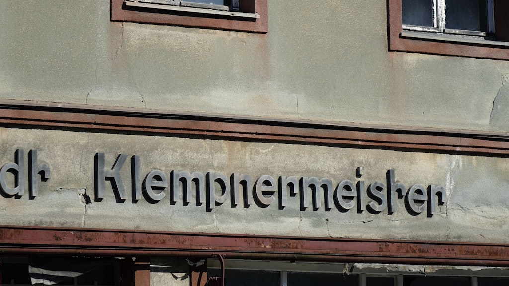 Nur noch Buchstaben erinnern an einen schon lange geschlossenen Laden eines Klempnermeisters in Brandenburg an der Havel.