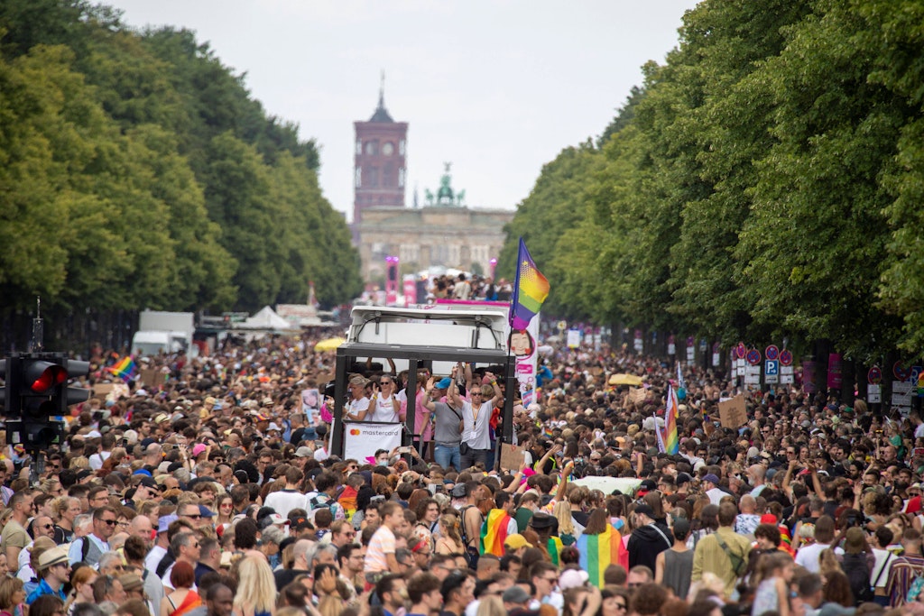 Großer Demonstrationszug zum Christopher Street Day: Etwa 150.000 Menschen kamen zu der CSD-Parade in Berlin.