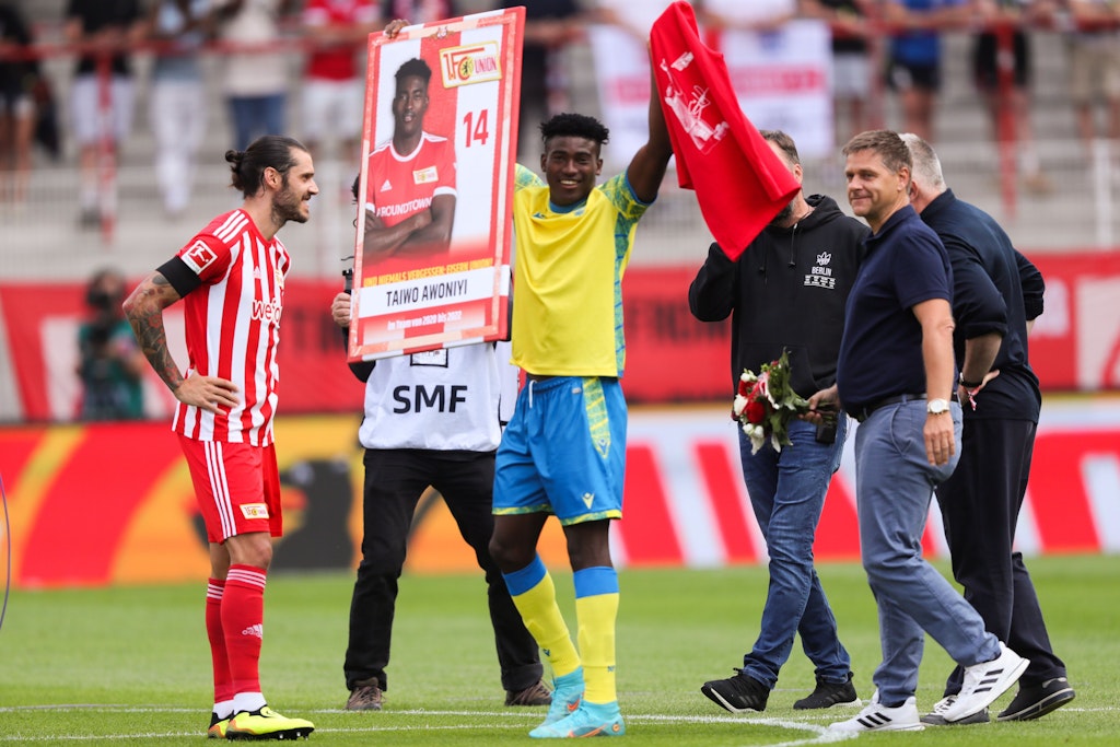 Taiwo Awoniyi wird nachträglich mit einem Bild in der Alten Försterei verabschiedet.
