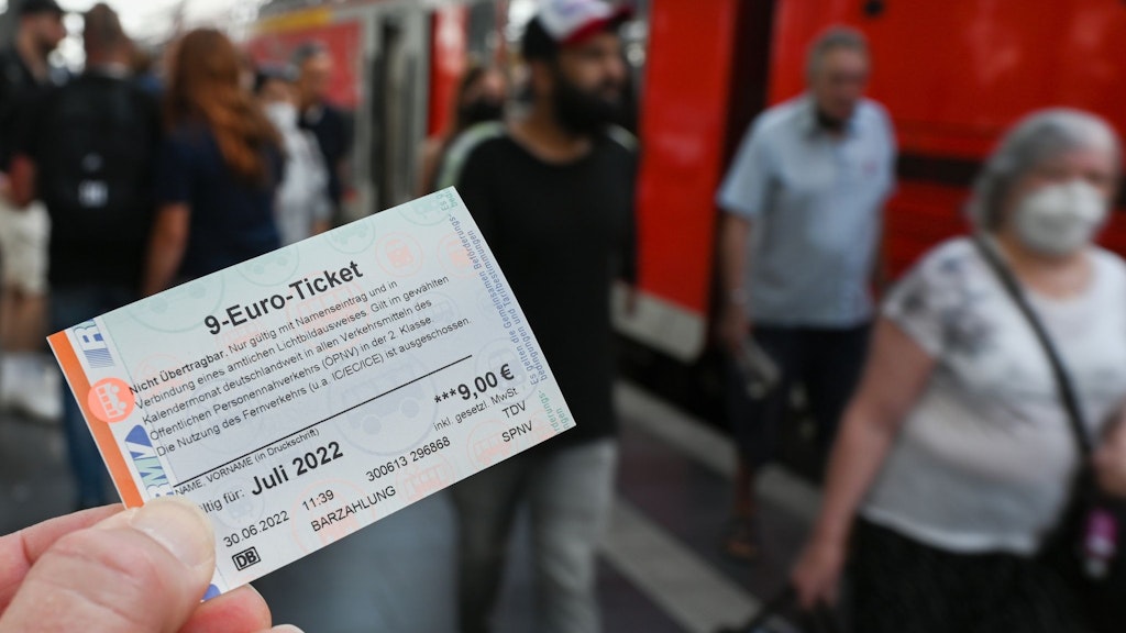 Wer ein 9-Euro-Ticket hat, darf jetzt in Berlin seinen Hund mit in die Öffis nehmen, ohne dafür einen Extra-Ermäßigungsfahrschein zu kaufen.
