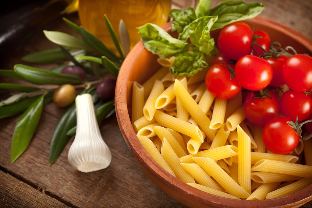 Knoblauch, Tomaten, Penne und Basilikum sind die wichtigsten Zutaten für diese Sommerpasta!