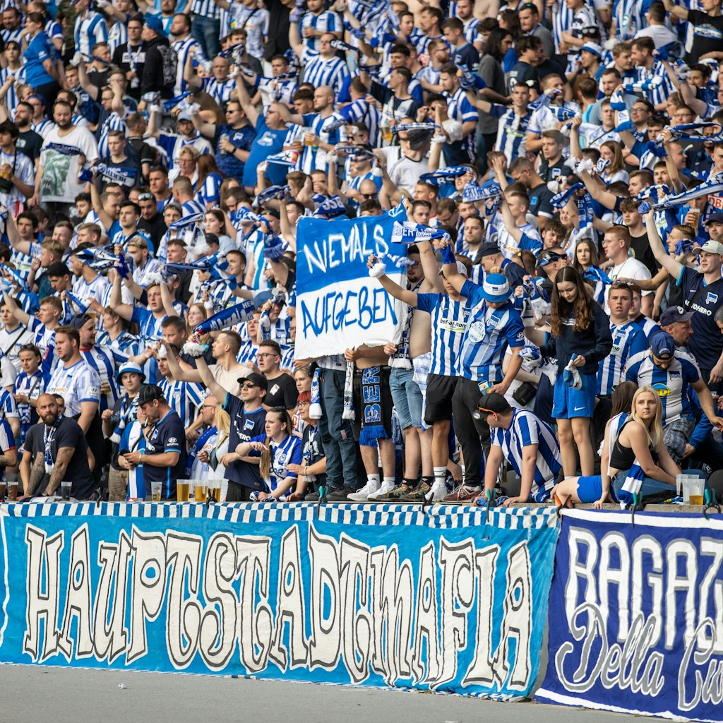 Die Hertha-Fans in der Ostkurve geben vollen Support, doch viele andere Anhänger sind noch skeptisch.